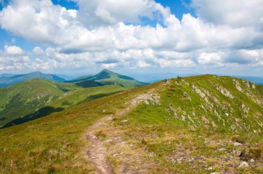 Güneşli bir yaz Karpatlar dağ Vadisi.