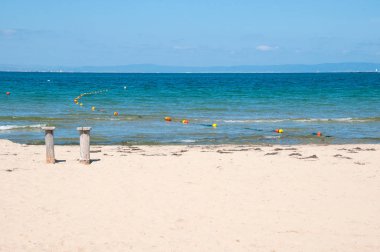 Kumlu sahil ve mavi deniz. 
