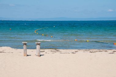 Kumlu sahil ve mavi deniz. 