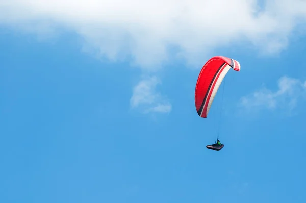 Le parapente vole dans le ciel par une journée d'été ensoleillée . — Photo