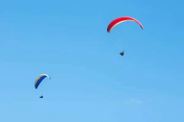Två paragliders flyger i den blå himlen. — Stockfoto