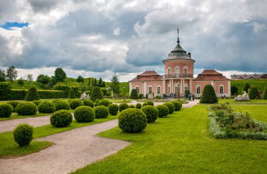 Güzel Peles Kalesi ve Avrupa'nın Lviv bölgesi süs Bahçe. Zolochiv kale Ukrayna. 