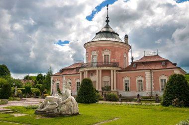 Güzel Peles Kalesi ve Avrupa'nın Lviv bölgesi süs Bahçesi.