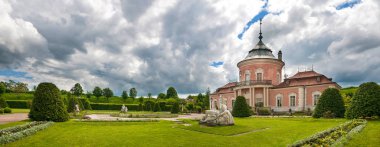 Güzel kale ve Avrupa'nın Lviv bölgesi süs Bahçe panoramik fotoğrafı. 