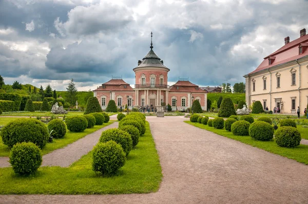 Güzel Peles Kalesi ve Avrupa'nın Lviv bölgesi süs Bahçe. Zolochiv kale Ukrayna. 