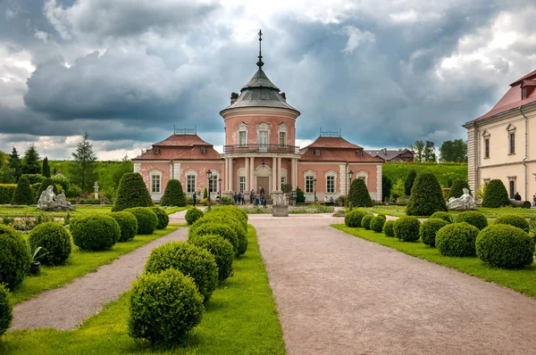 Güzel Peles Kalesi ve Avrupa'nın Lviv bölgesi süs Bahçe. Zolochiv kale Ukrayna. 