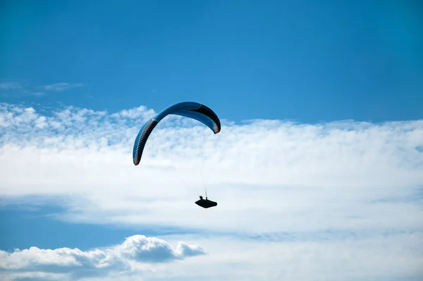 Paraglider flying in the blue sky against the background of clouds. — Stock Photo, Image