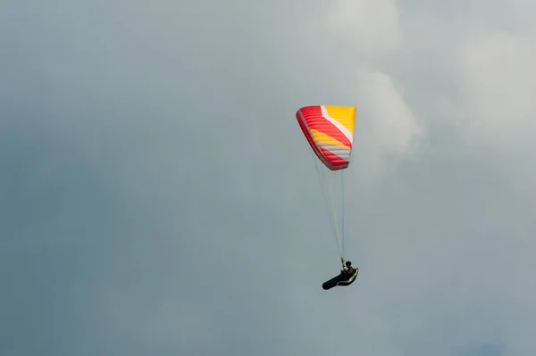 Bulutlar arka planı mavi gökyüzünde uçan Yamaçparaşütü. — Stok fotoğraf