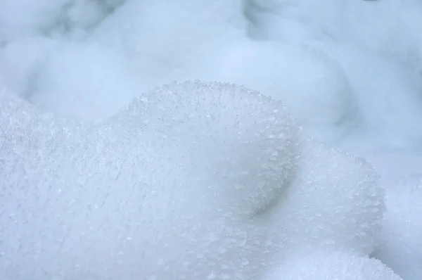 Paisaje invernal con profundas nevadas en la mañana helada. Nieve fresca blanca yaciendo en profundas nevadas después de la última nevada . — Foto de Stock