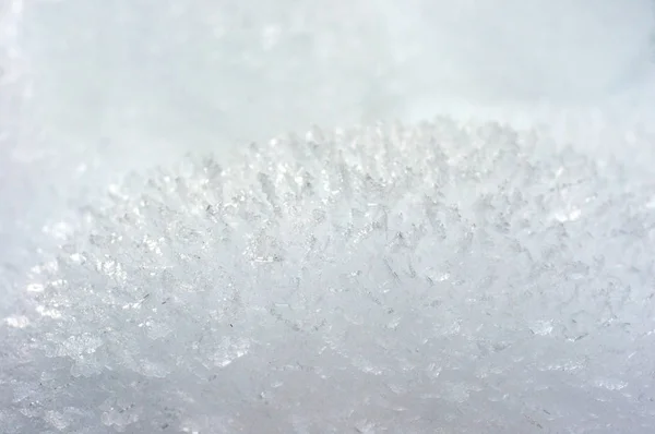 Paisaje invernal con profundas nevadas en la mañana helada. Nieve fresca blanca yaciendo en profundas nevadas después de la última nevada . — Foto de Stock