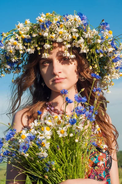 Çiçek çelenk kızla. Bir çelenk yaz çiçek niteliğine güzel Ukraynalı kız portresi. Haşhaş alanla gurl.