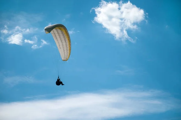 Parapente volant dans le ciel bleu sur fond de nuages . — Photo