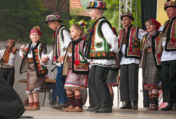 Trachtenträger beim internationalen Volksfest. — Stockfoto