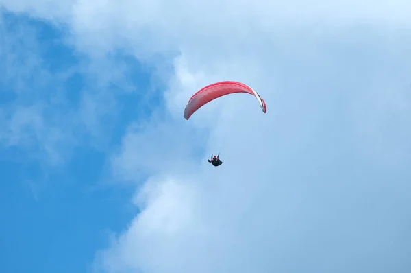 Paraglider flying in the blue sky against the background of clouds. — Stock Photo, Image