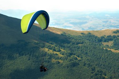 Tandem dağ Vadisi bir güneşli yaz gününde uçar.. 