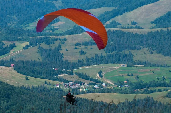 Tandem πετά πάνω από την κοιλάδα στο βουνό μια ηλιόλουστη καλοκαιρινή μέρα. — Φωτογραφία Αρχείου