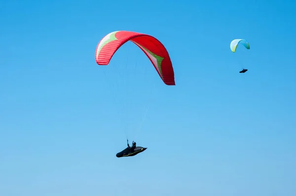 Deux parapentistes volant dans le ciel bleu . — Photo