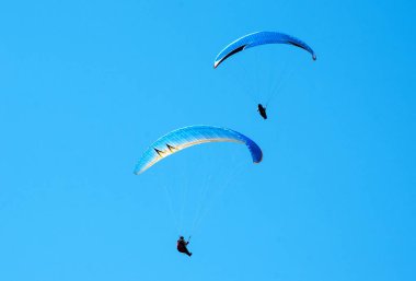 İki paraşütler uçar gökyüzünde güneşli bir günde. 