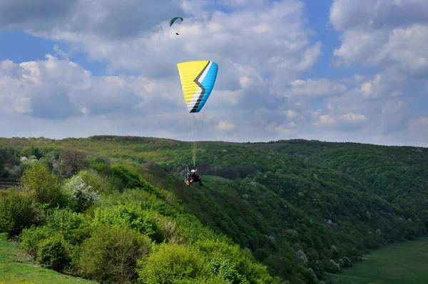 Paragliding over the river valley in summer sunny day. — Stock Photo, Image