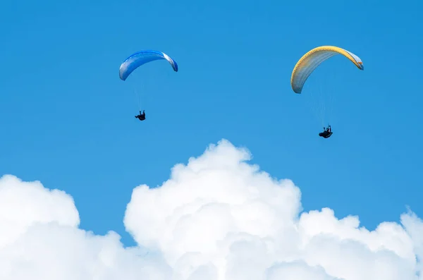 Two paragliders flies in the sky in the sunny day. — Stock Photo, Image