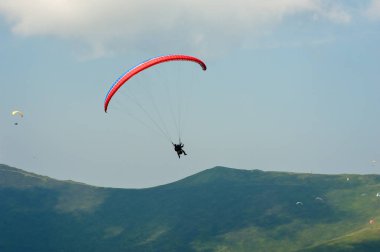 Tandem dağ Vadisi bir güneşli yaz gününde uçar.. 
