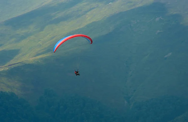 Тандем летить над гірською долиною в сонячний літній день . — стокове фото