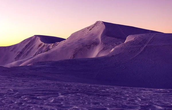 Kışın harika mor gündoğumu Karpatlar içinde. Kar-koyu
