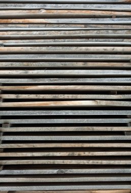 Ahşap plakalar kahverengi ve gri bir kereste fabrikası katlanmış. Kızılağaç Kazıklı bo