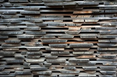 Ahşap plakalar kahverengi ve gri bir kereste fabrikası katlanmış. Kızılağaç Kazıklı bo