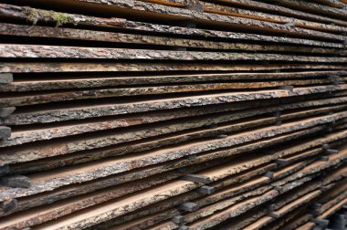 Ahşap plakalar kahverengi ve gri bir kereste fabrikası katlanmış. Kızılağaç Kazıklı bo