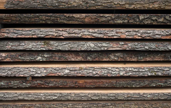 Tablones plegados de madera marrón y gris en un aserradero. Aliso apilado bo —  Fotos de Stock