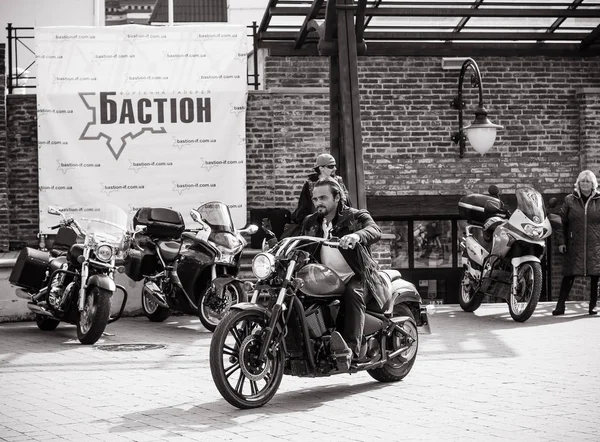 Schwarz-Weiß-Fotos von Bikern, die sich auf die Parade zur Eröffnung der Saison vorbereiten. — Stockfoto