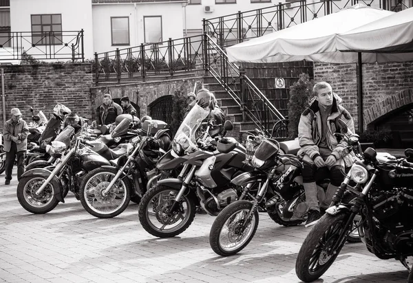 Zwart-wit foto's van fietsers die op de parade ter ere voorbereiden zich van de opening van het seizoen. — Stockfoto