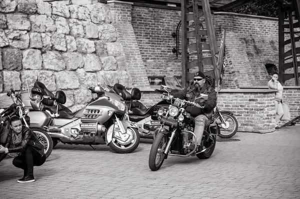 Photos en noir et blanc de motards qui se préparent pour le défilé en l'honneur de l'ouverture de la saison . — Photo