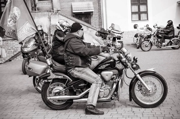 Fotos em preto e branco de motociclistas que estão se preparando para o desfile em honra da abertura da temporada . — Fotografia de Stock