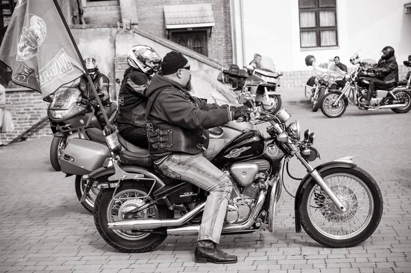 Czarno-białe zdjęcia rowerzystów, którzy przygotowują się do parada na cześć otwarcie sezonu. — Zdjęcie stockowe