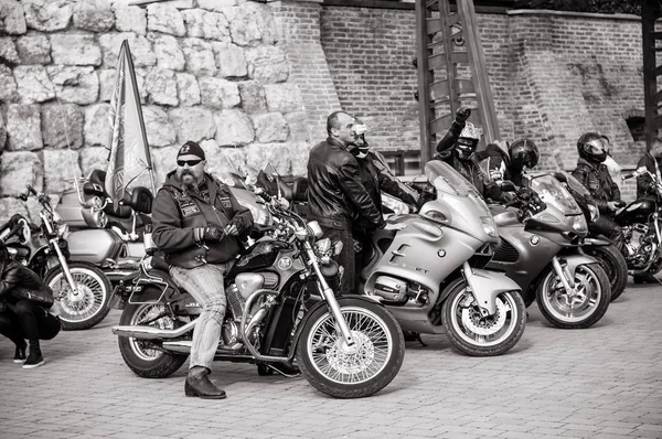 Foto in bianco e nero di motociclisti che si preparano alla sfilata in onore dell'apertura della stagione . — Foto Stock