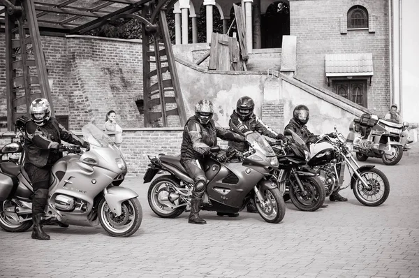 Zwart-wit foto's van fietsers die op de parade ter ere voorbereiden zich van de opening van het seizoen. — Stockfoto