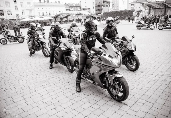 Schwarz-Weiß-Fotos von Bikern, die sich auf die Parade zur Eröffnung der Saison vorbereiten. — Stockfoto