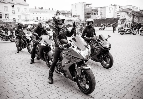 Zwart-wit foto's van fietsers die op de parade ter ere voorbereiden zich van de opening van het seizoen. — Stockfoto