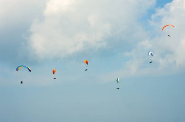 Paraşütler bulutlar arka planı.