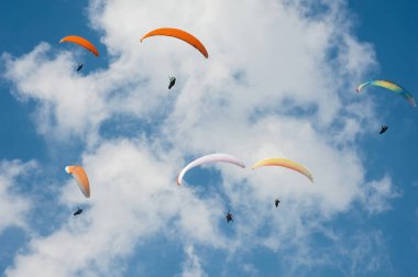 Paraşütler bulutlar arka planı.