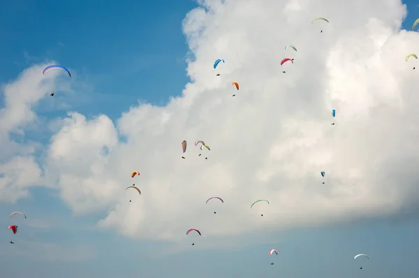 Paralotniarstwo w błękitne niebo słoneczny. Grupa paralotni Fly w słoneczny letni dzień w Karpatach. — Zdjęcie stockowe