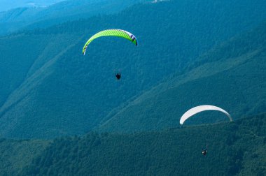 İki çevrelendiği bir dağ Vadisi bir güneşli yaz gününde sinek..