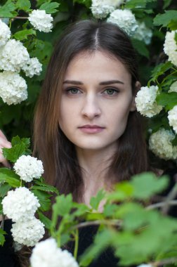 Bahar sezonu açan, arka plan beyaz kartopu genç kız.