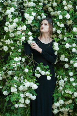 Bahar sezonu açan, arka plan beyaz kartopu genç kız.