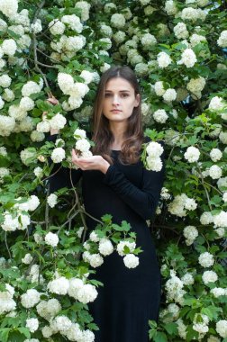 Bahar sezonu açan, arka plan beyaz kartopu genç kız.