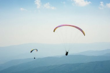 İki çevrelendiği bir dağ Vadisi bir güneşli yaz gününde sinek..