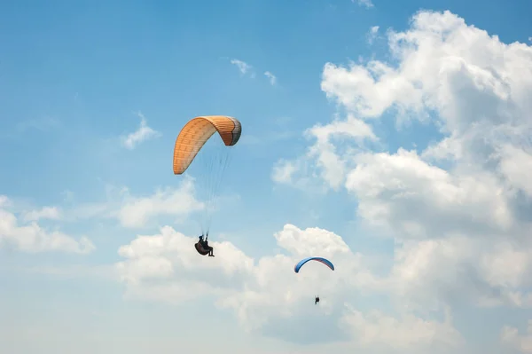 Dos parapentes volando en el cielo azul sobre el fondo de las nubes . —  Fotos de Stock