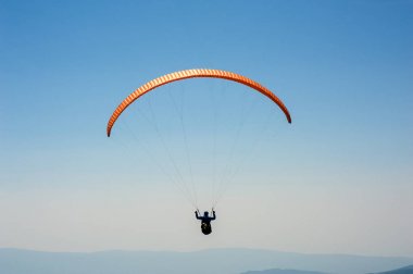Yamaçparaşütü dağ Vadisi bir güneşli yaz gününde uçar.. 